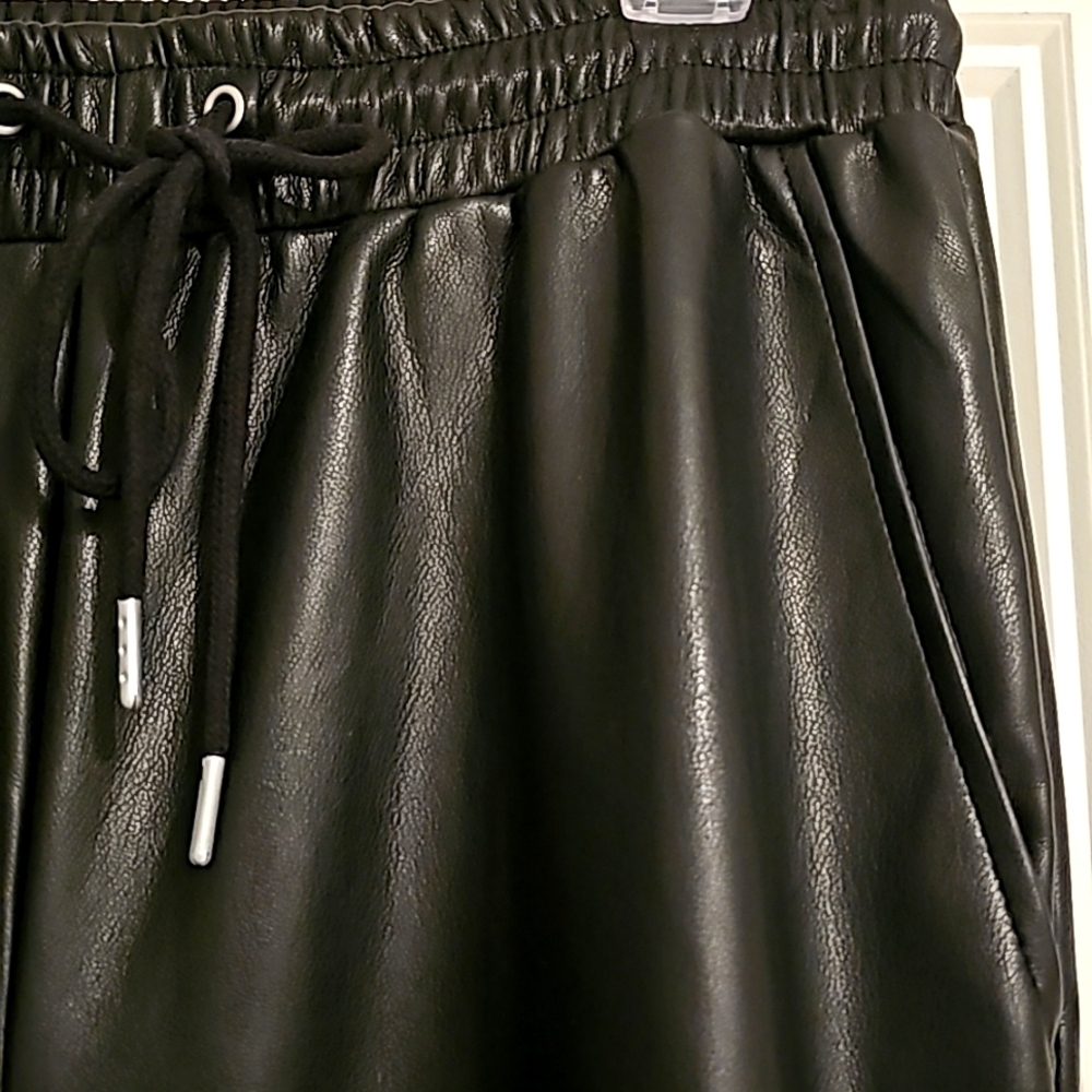 New T Tahari Vegan Leather Joggers sz small - Picture 9 of 9